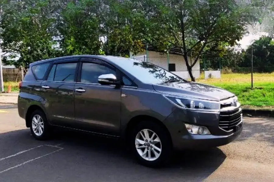 Mobil Toyota Innova untuk perjalanan Bali